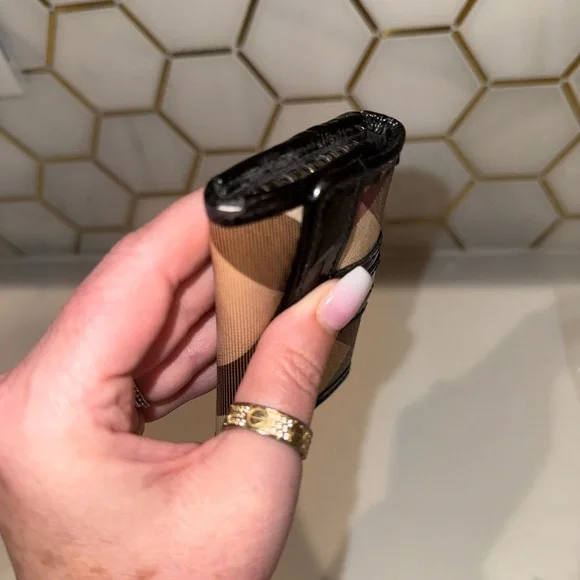 Authentic Burberry 4 ring keychain/cardholder - Picture 13 of 16